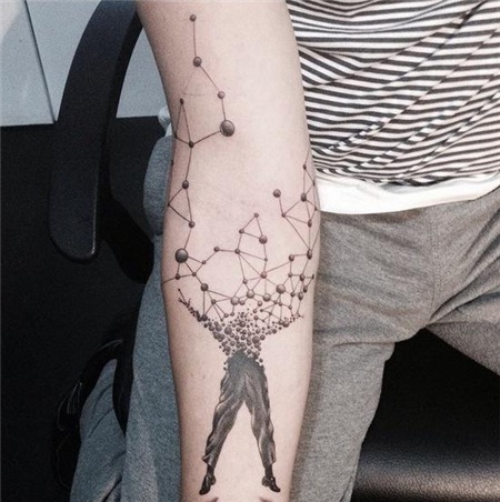 手臂上消散的基因人创意纹身