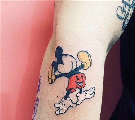 手臂卡通米老鼠纹身图案