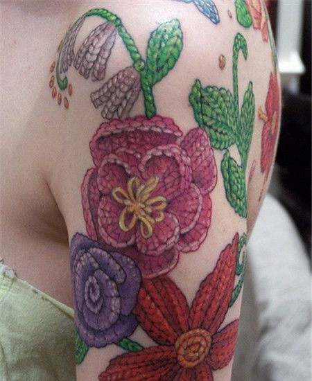手臂多彩花瓣纹身图案