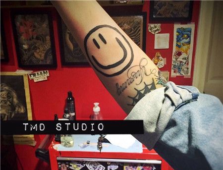 手臂卡通笑脸纹身图案