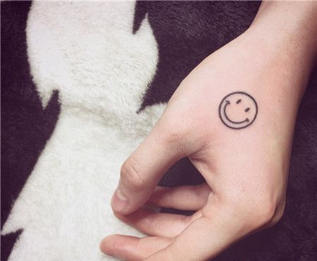 虎口卡通圆形笑脸纹身图案