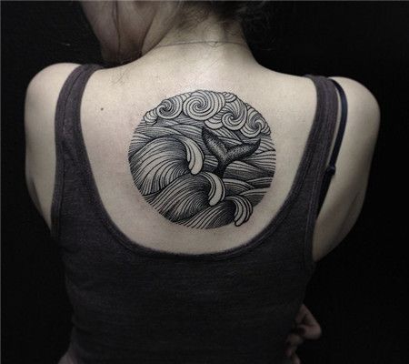 吊带背心女孩背部海浪纹身