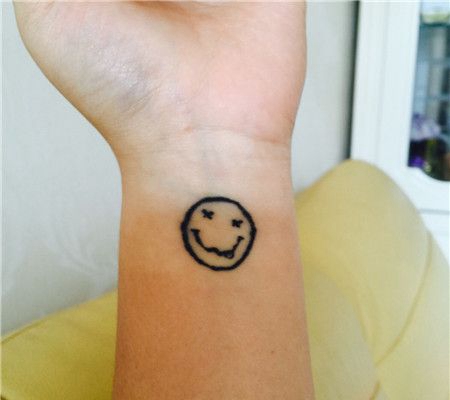 女生手腕简单笑脸纹身图案