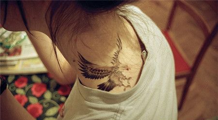 休闲装美女颈部老鹰纹身图案