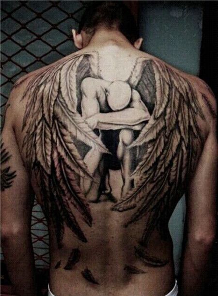 型男后背翅膀纹身图案