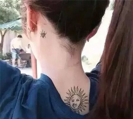 靓丽美女颈后太阳图腾纹身