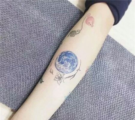 清纯少女手臂花朵围绕的地球纹身