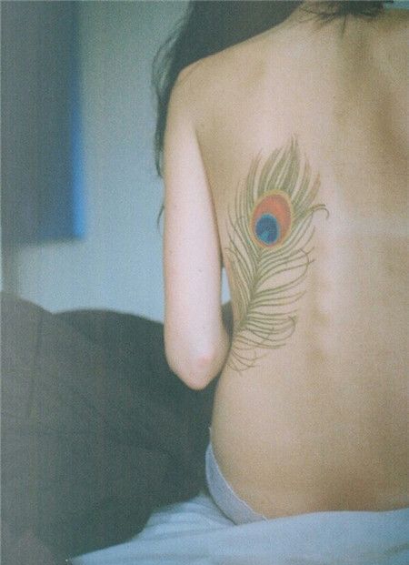 露背性感美女侧腰孔雀羽毛纹身