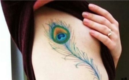 已婚少妇侧腰孔雀羽毛纹身