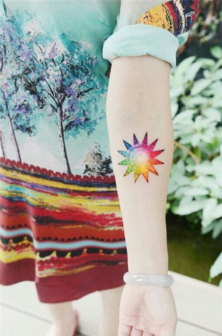 小清新美女手臂彩色太阳纹身