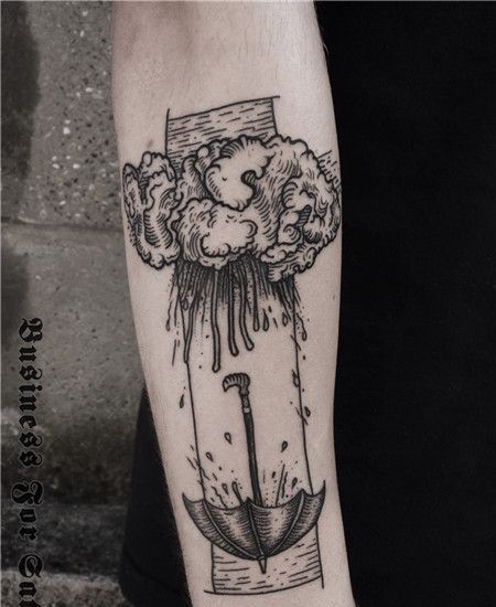 手臂倒立在水流下的雨伞纹身