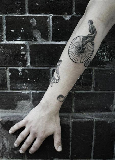 手臂上骑自行车的男人纹身