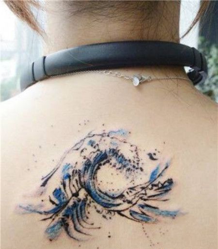 时尚女生后背海浪纹身图案