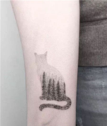 手臂小猫背影纹身图案