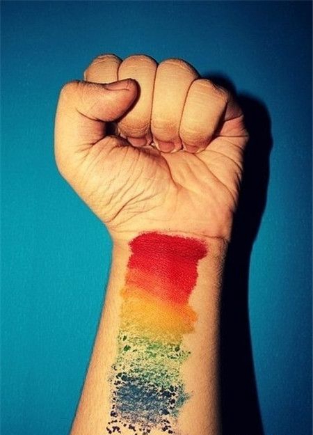 男生手腕彩虹涂鸦纹身图案