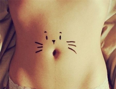 女生肚脐简约小猫纹身图案
