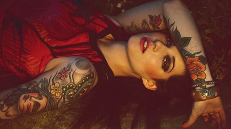 香艳花臂美女玫瑰花纹身