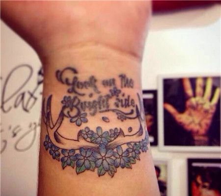 手腕蓝色花朵和鹿角纹身图案