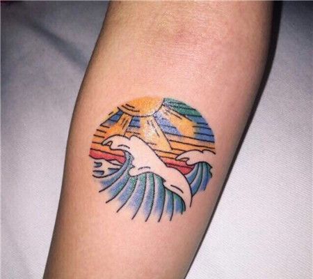 手臂彩色海浪和阳光纹身图案