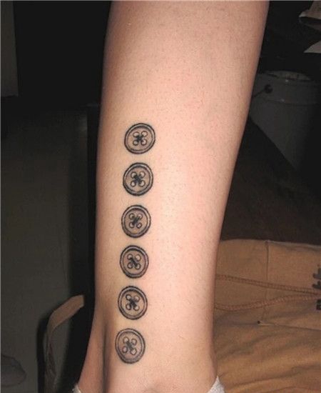 小腿一排纽扣纹身图案