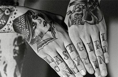 手背上时尚女郎oldschool纹身