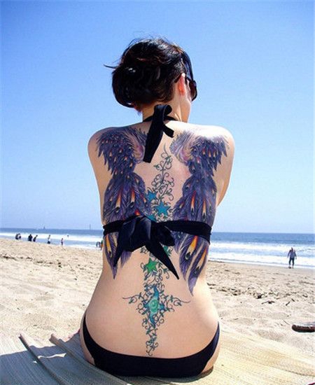 泳装美女背部孔雀羽毛纹身