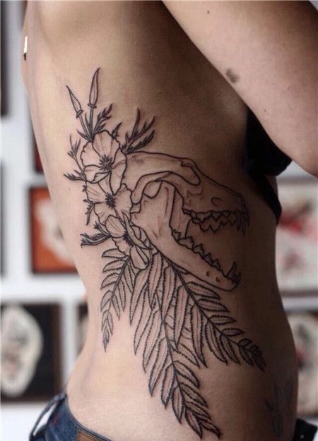 侧腰线条草和恐龙纹身图案