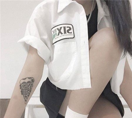 时尚女生手臂刷子纹身图片