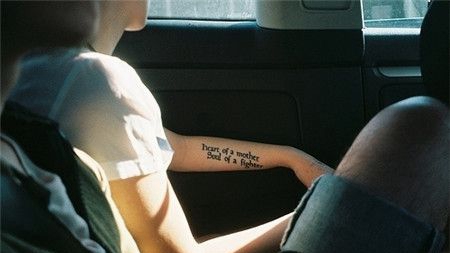 忧郁女生小臂内侧英文纹身图案