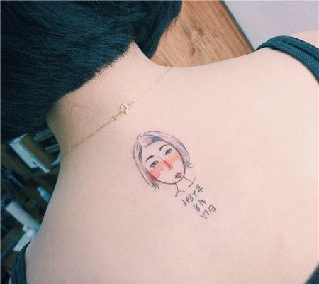 女生背部生日纹身图片缩略频道推荐图