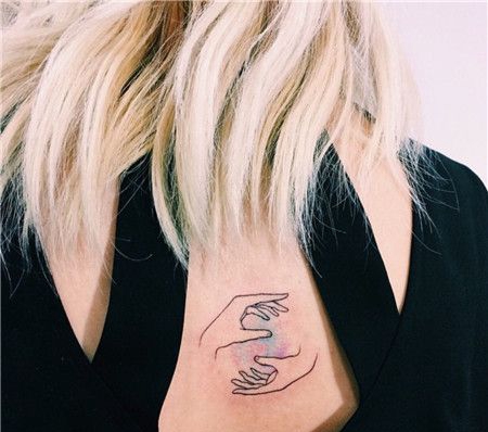 女生背部手势纹身图案