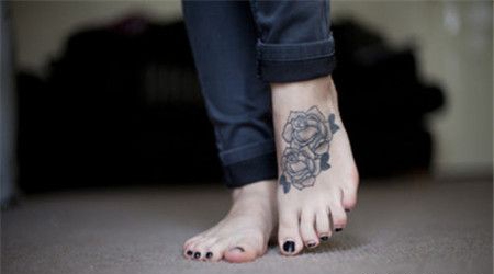 女生脚掌玫瑰花纹身图案