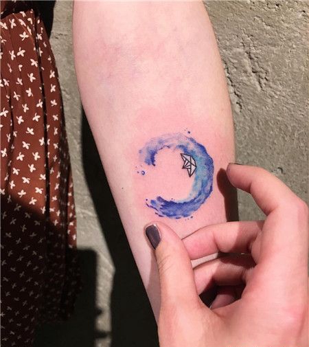 森系女生手臂水彩海浪小纸船纹身图片