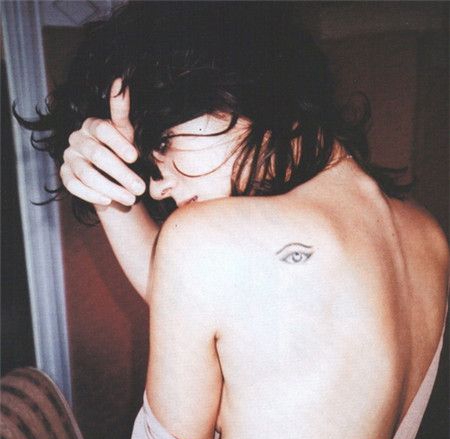 性感女生后背单一眼睛纹身图案