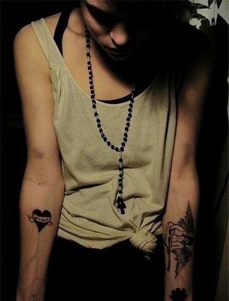 男生手臂爱心天使纹身图案