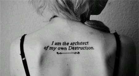 骨感女性后背英文纹身图案