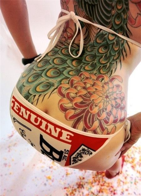 妖娆女性后背孔雀羽毛纹身图案