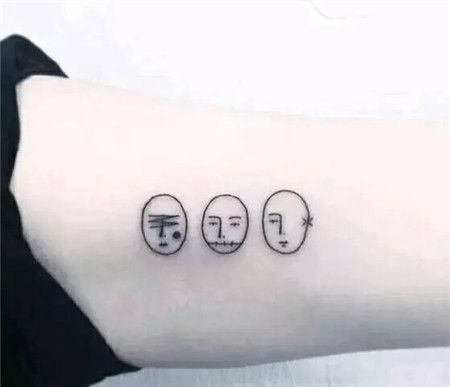 大臂三个简约的表情纹身图片
