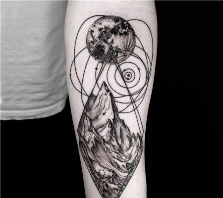 手臂山脉和星球纹身图案