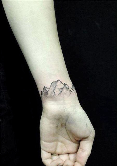 手腕简约好看的山脉纹身图片