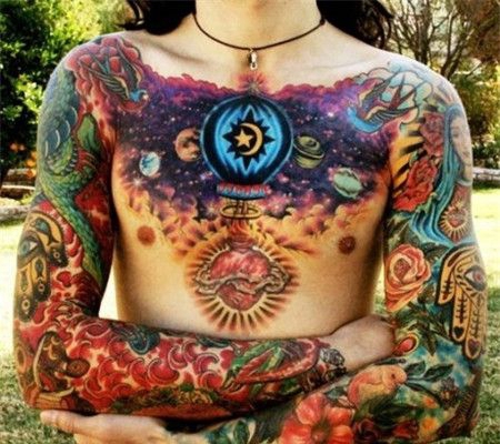 男生漂亮水彩花胸宇宙纹身