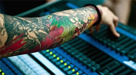 调音师彩绘花臂纹身