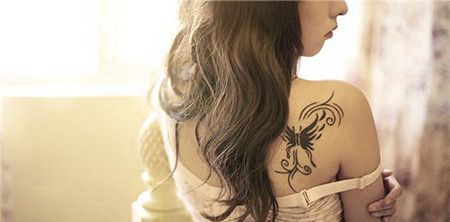 美女后背肩膀蝴蝶纹身图案