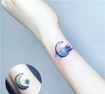 女生手腕月亮和云朵纹身图片