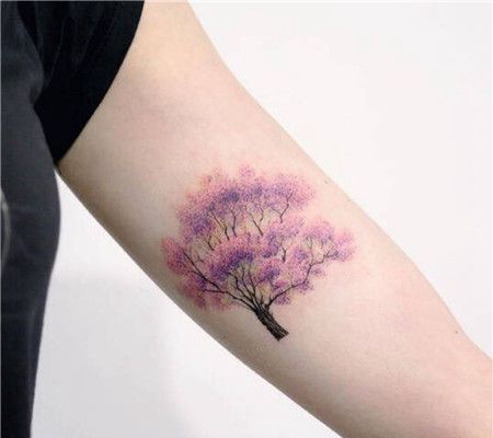 大臂粉色的树纹身图案