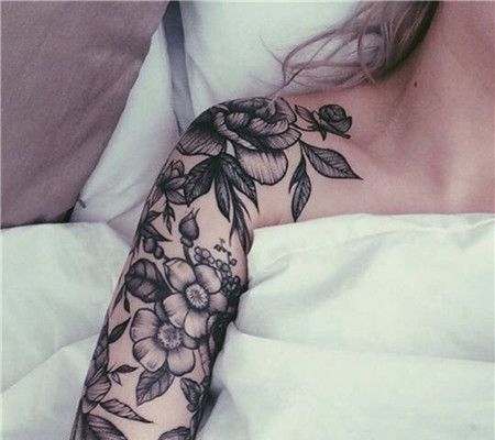 欧美女生大臂黑灰海棠花纹身图案