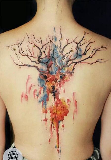女生背部有创意的鹿头纹身图案