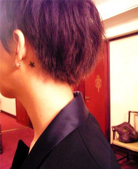 青年耳后小星星纹身图案