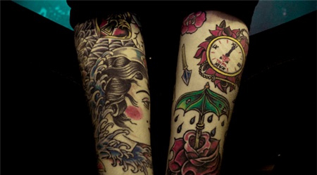 手臂雨伞玫瑰和怀表纹身图案