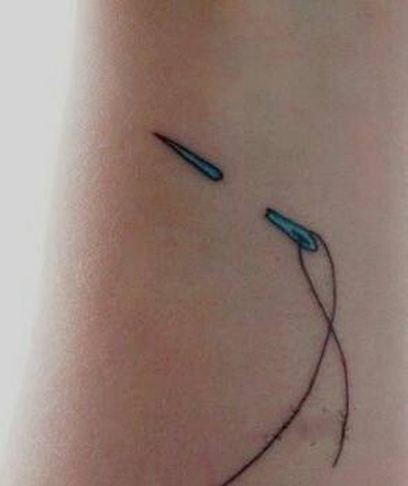 手臂上简约的针线纹身图案